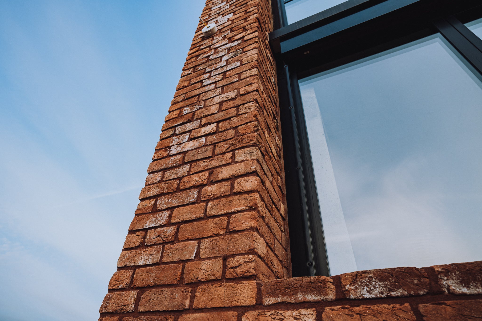 Handgefertigte Hamburg Retro Fassadenriemchen an moderner Außenwand – zeitlose Klinkeroptik