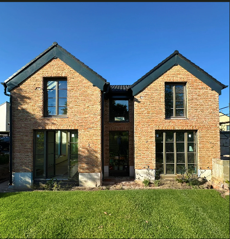 Außenfassade eines modernen Einfamilienhauses mit warmen Ziegelriemchen – natürliche Klinkeroptik für nachhaltiges Bauen