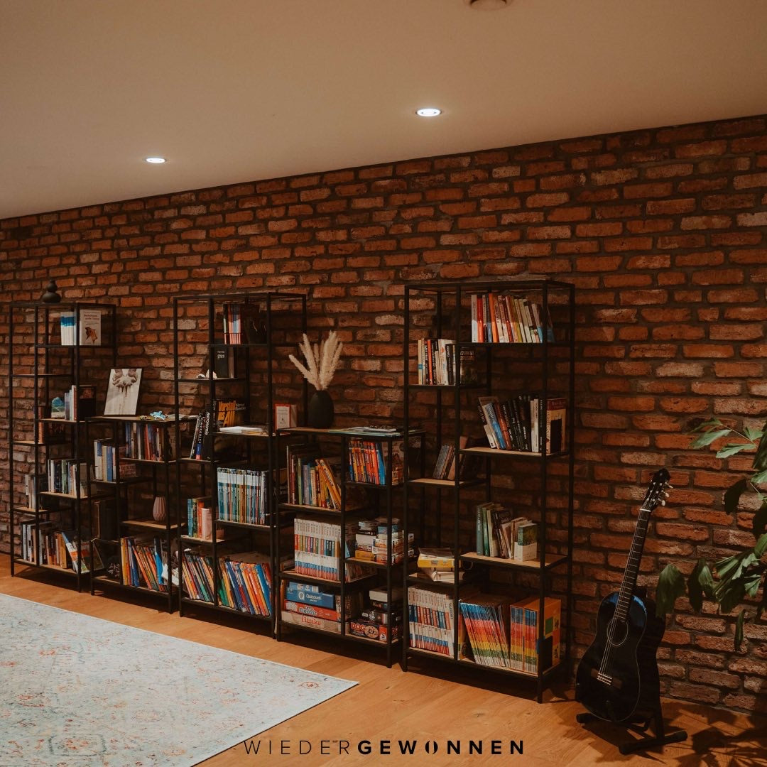 Zeitgenössisches Wohnambiente mit einer rustikalen Ziegelriemchen-Wand – perfekte Symbiose aus Alt und Neu im Loft-Design.